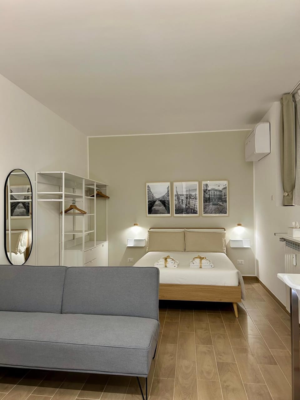 Bed, Photo of the whole room, Seating area, Bedroom, towels