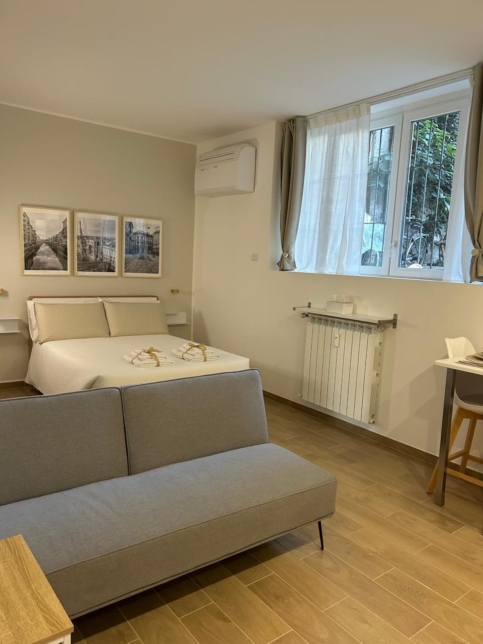 Bed, Photo of the whole room, Bedroom, internet, air conditioner