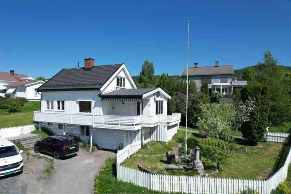 Solrikt og sentralt. Ta med både to og firbeinte House in Lillehammer