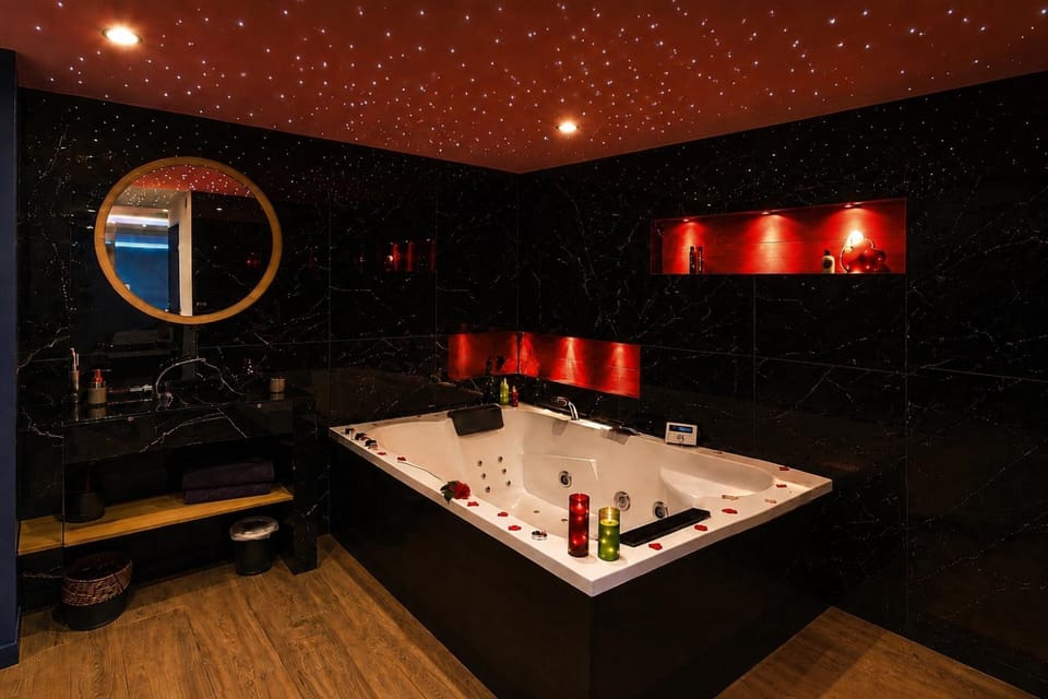 SPICY LOVE Suite Prestige Vue Mer Jacuzzi Privatif, Piscine et Cheminée Apartment in Cagnes-sur-Mer