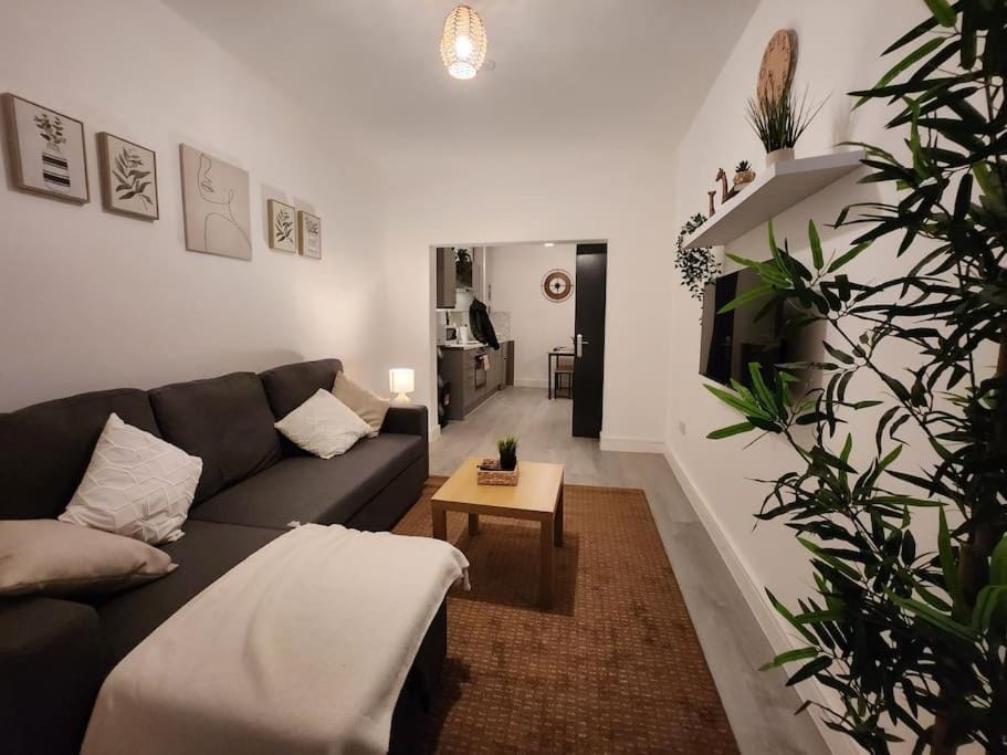 SuperValue Suite 6 - Fast WiFi, Hotel Linen, Keyless Entry, City only 10 Mins - BY PROPERTY PROMISE Apartment in Cardiff