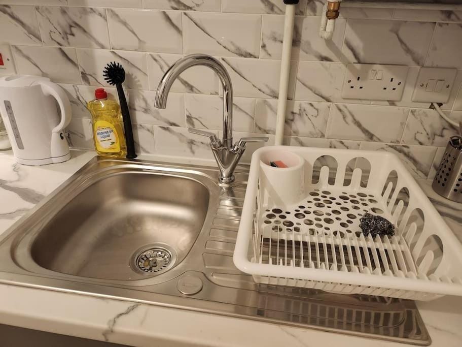 SuperValue Suite 6 - Fast WiFi, Hotel Linen, Keyless Entry, City only 10 Mins - BY PROPERTY PROMISE Apartment in Cardiff