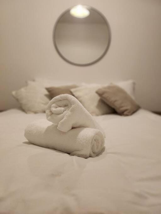 SuperValue Suite 6 - Fast WiFi, Hotel Linen, Keyless Entry, City only 10 Mins - BY PROPERTY PROMISE Apartment in Cardiff