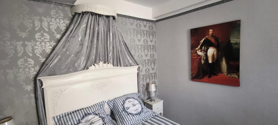 Suite Napoléon - La Halte d'Eugénie Bed and Breakfast in Occitanie