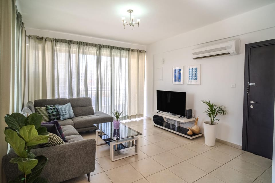 Elegant 2BDR flat, 8 min walk from Finikoudes beach Apartment in Larnaca