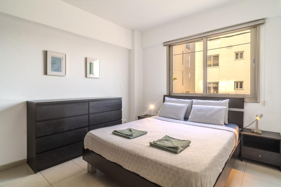 Elegant 2BDR flat, 8 min walk from Finikoudes beach Apartment in Larnaca