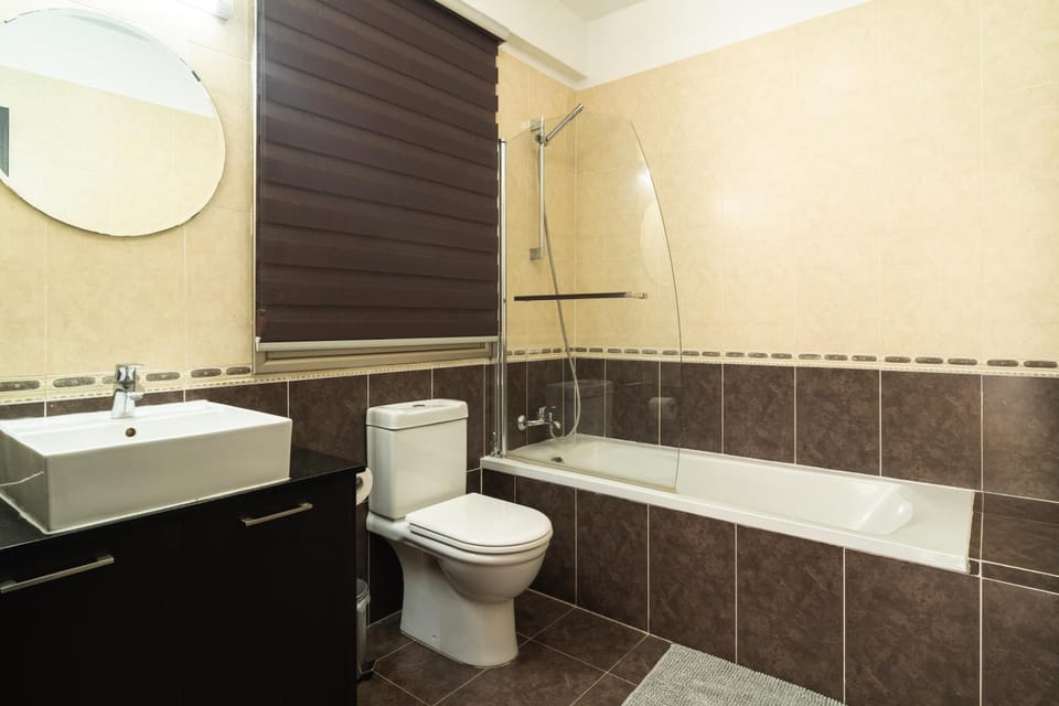Elegant 2BDR flat, 8 min walk from Finikoudes beach Apartment in Larnaca