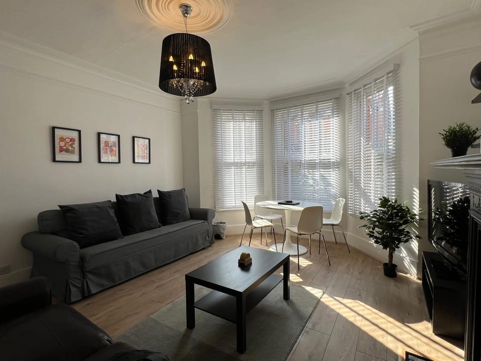 2 Bedroom flat 10 min walk to tube Apartment in London