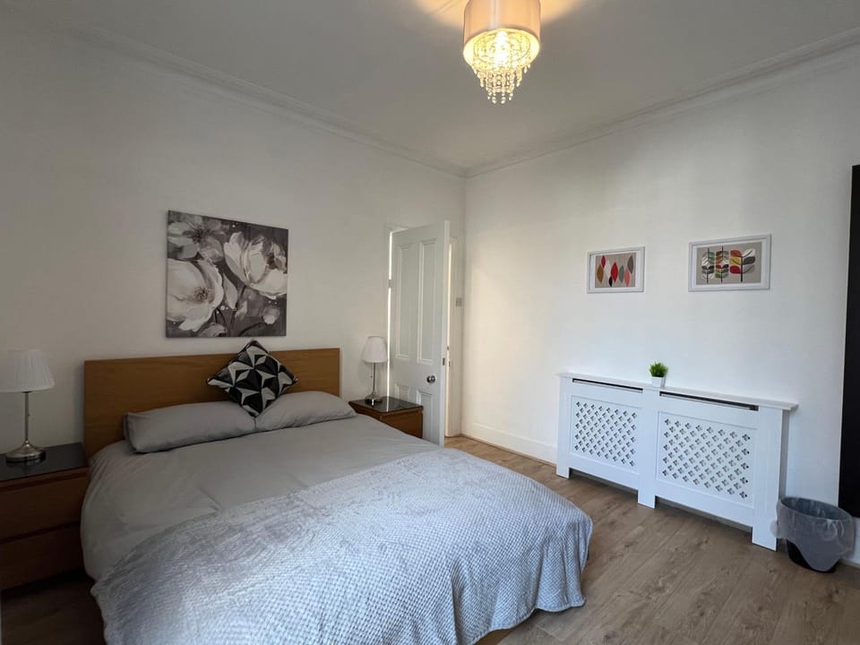 2 Bedroom flat 10 min walk to tube Apartment in London