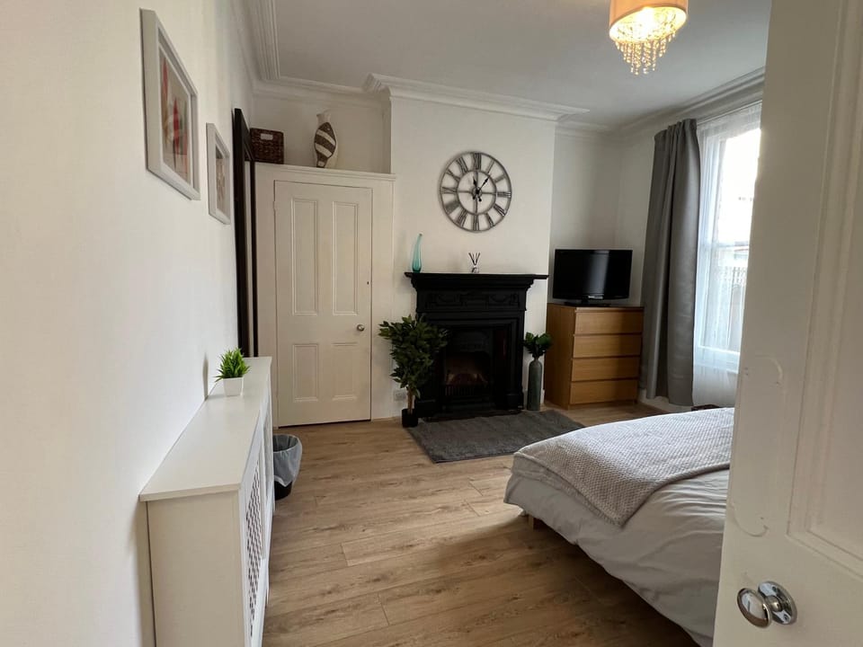 2 Bedroom flat 10 min walk to tube Apartment in London