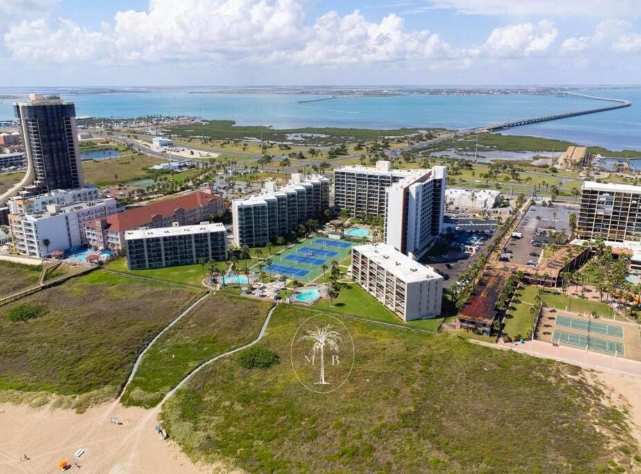 Property building, Bird's eye view, Beach, Pool view, Sea view, Swimming pool, Location