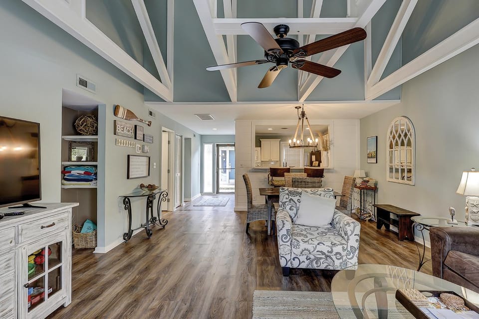 2 BR condo Updated Stainless Steel Appliances Bikes & Beach Gear included House in Hilton Head Island
