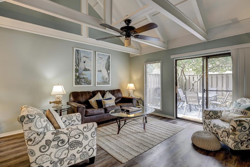 2 BR condo Updated Stainless Steel Appliances Bikes & Beach Gear included House in Hilton Head Island
