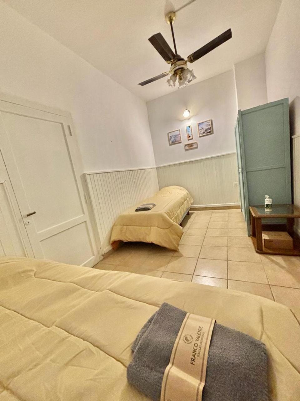 Bed, Photo of the whole room, Bedroom, fireplace