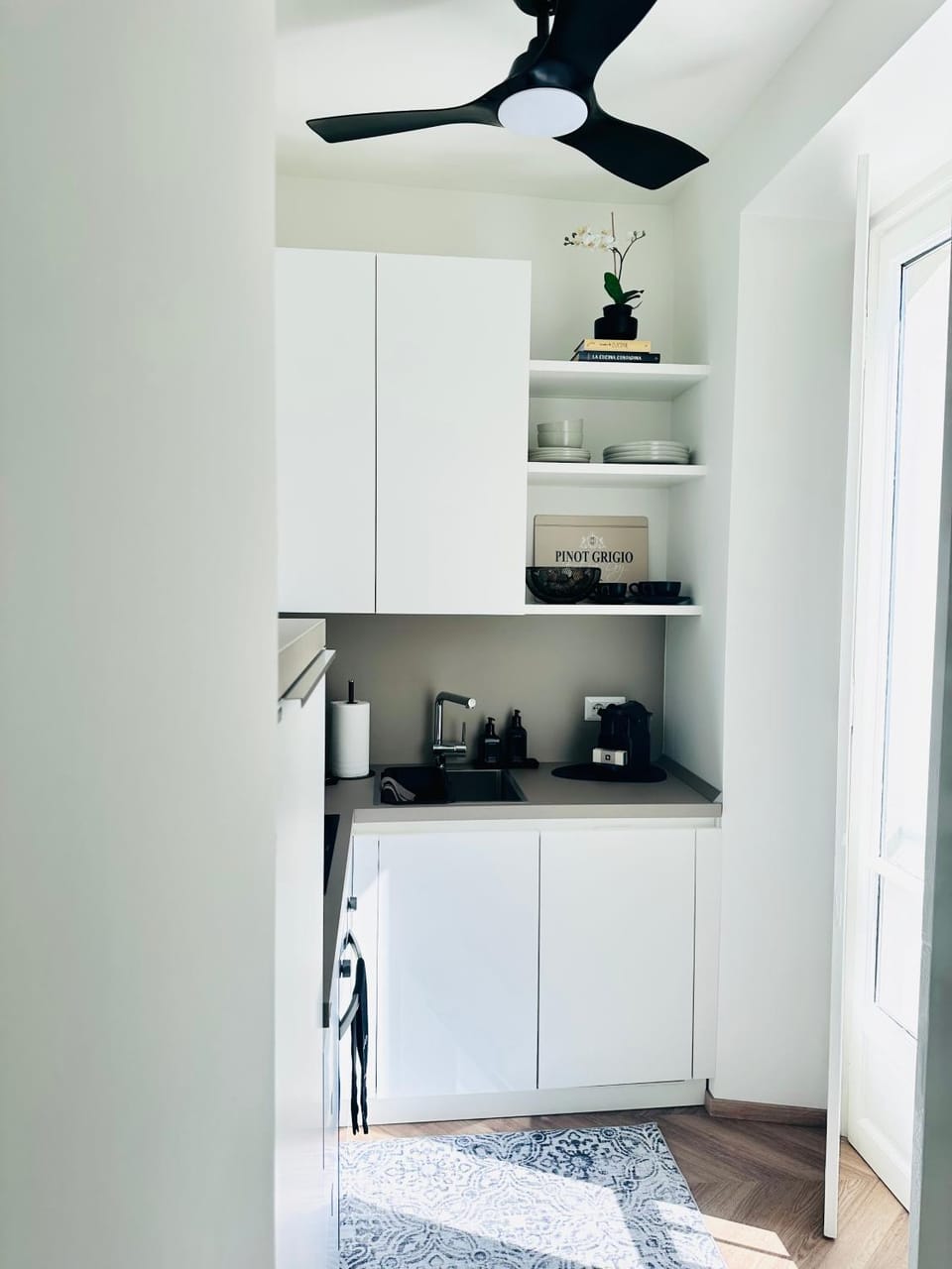 Kitchen or kitchenette, fireplace