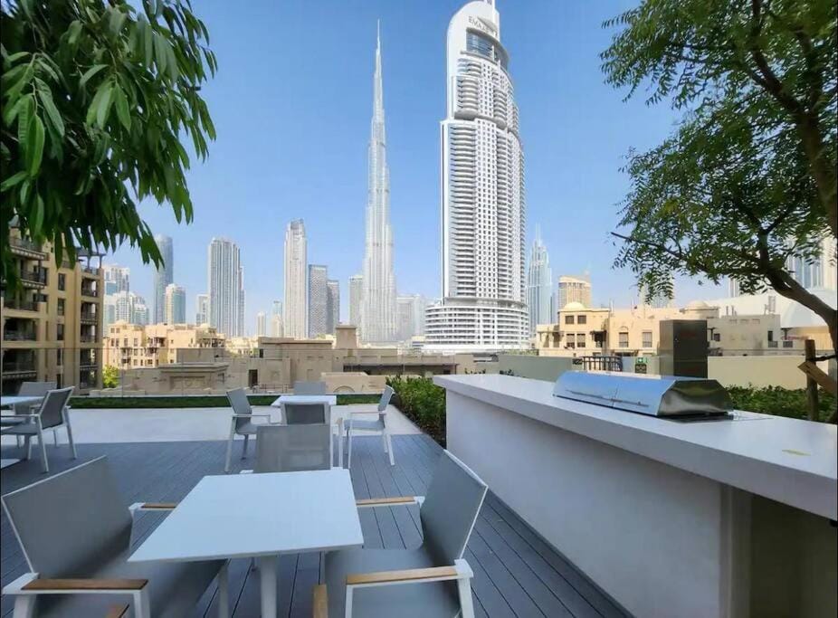 *Views of Burj Khalifa Fountain* Apartment in Dubai