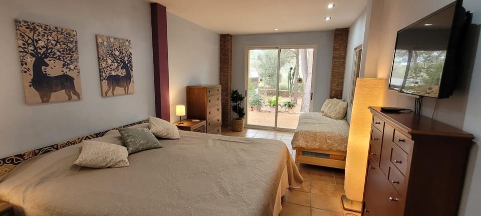 Bed, TV and multimedia, Bedroom