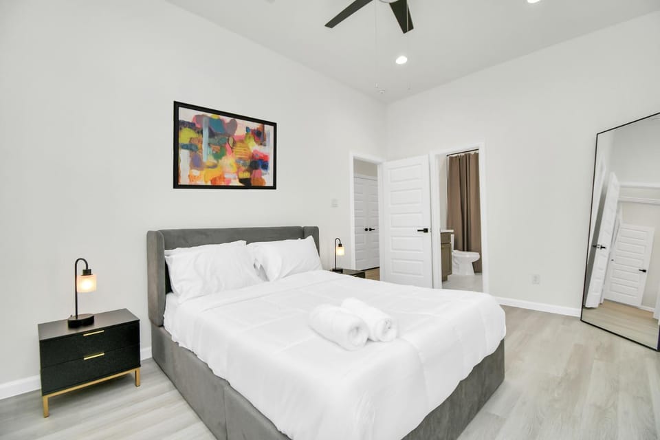 Bed, Bathroom, Photo of the whole room, Bedroom, fireplace, towels, wardrobe