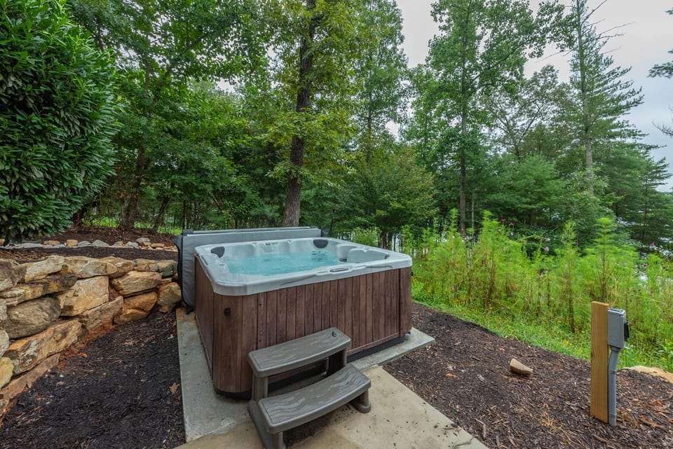 The Waterman Lakefront Luxury with Hot Tub & Private Dock! House in Tennessee