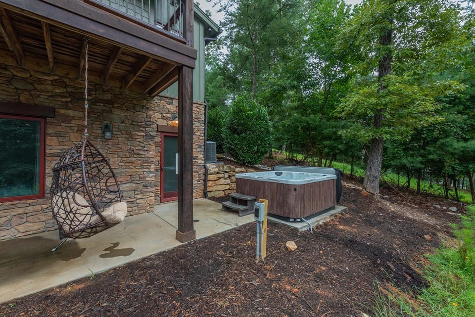 The Waterman Lakefront Luxury with Hot Tub & Private Dock! House in Tennessee