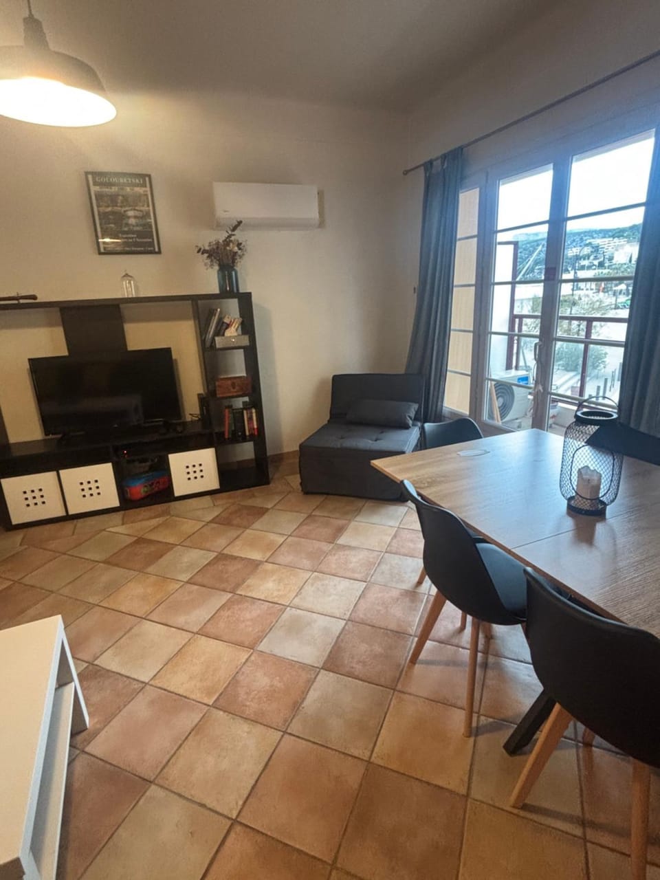 TV and multimedia, Seating area, Dining area