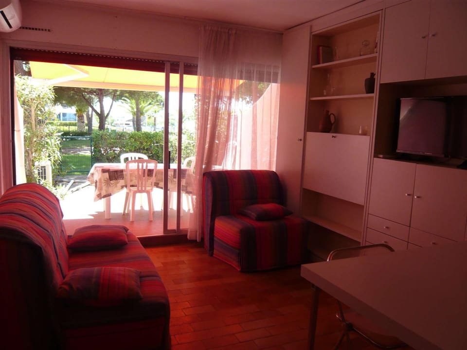 Studio climatisé, terrasse, jardin clos, parking privé, proche plage et commerces au Grau-du-Roi Apartment in Le Grau-du-Roi