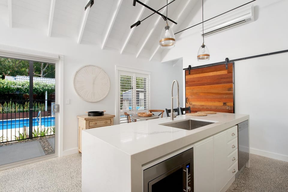 Kitchen or kitchenette, Pool view, dishwasher, stove