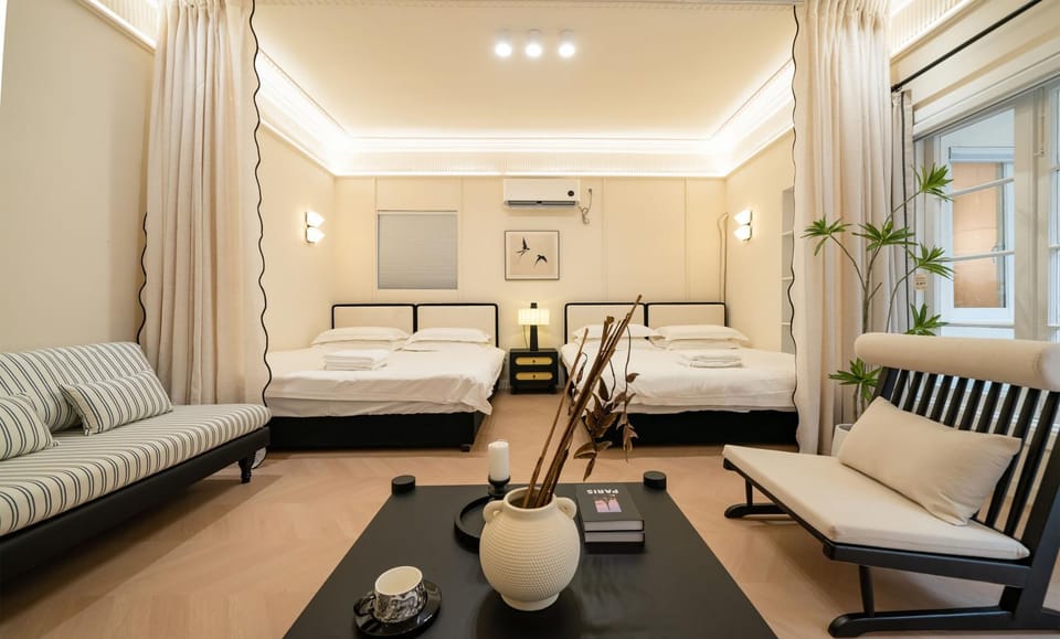 Bed, Living room, Photo of the whole room, Seating area