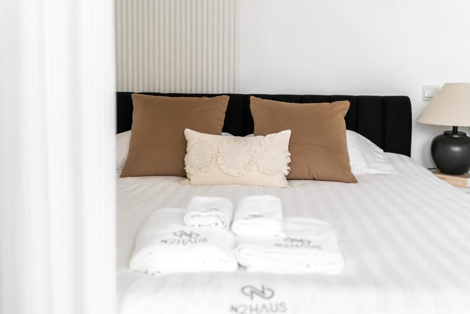 Bed, Bedroom, towels