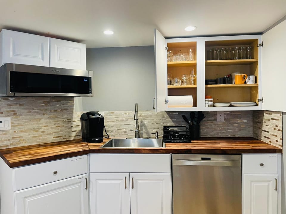 Coffee/tea facilities, Kitchen or kitchenette, dishwasher, minibar