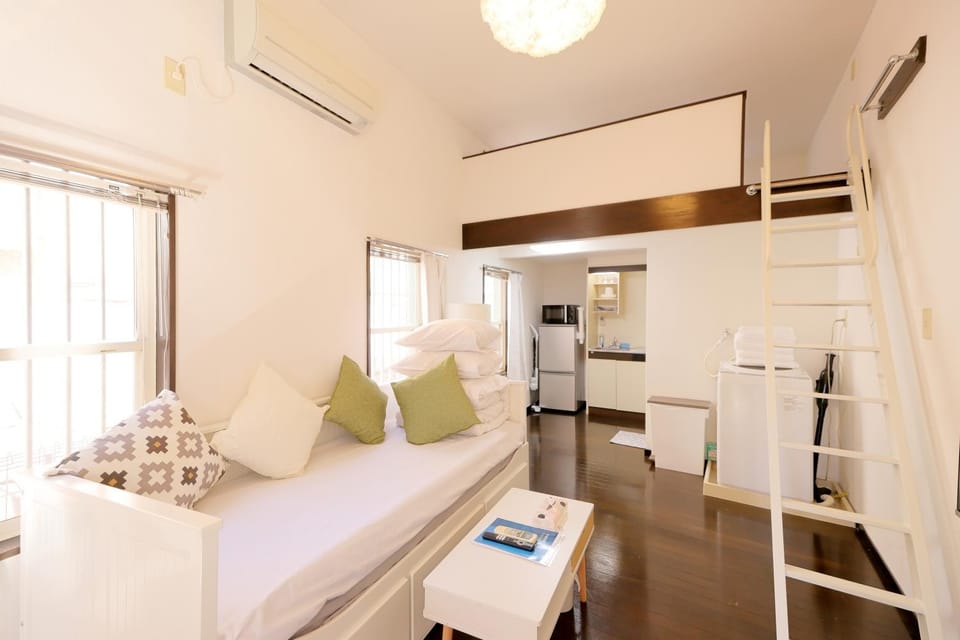 Photo of the whole room, air conditioner