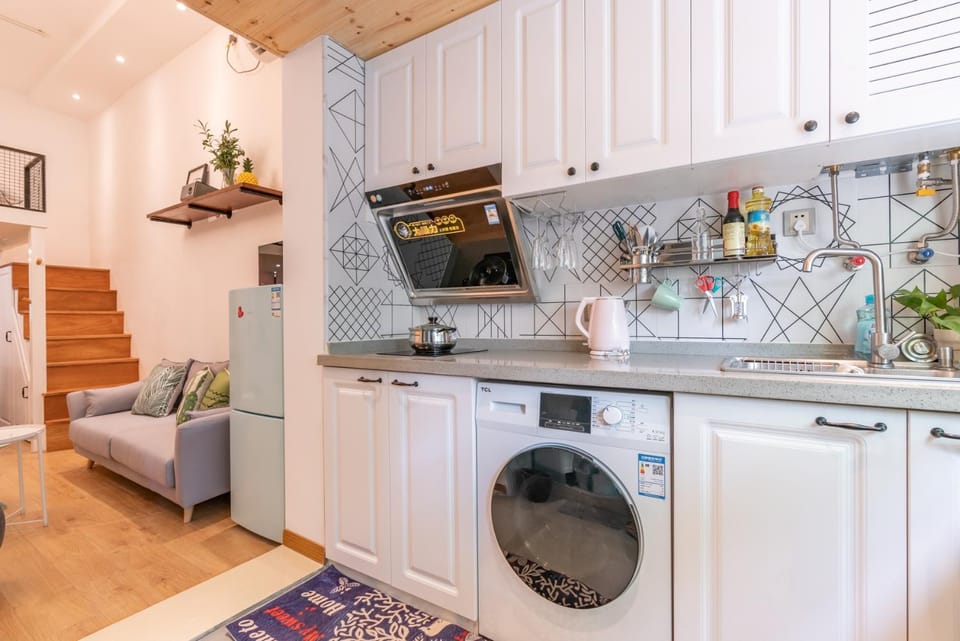 Kitchen or kitchenette, washing machine