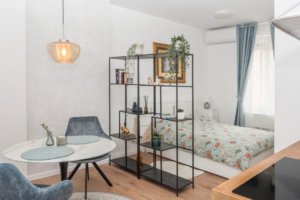 Bed, Seating area, Dining area, hair dresser