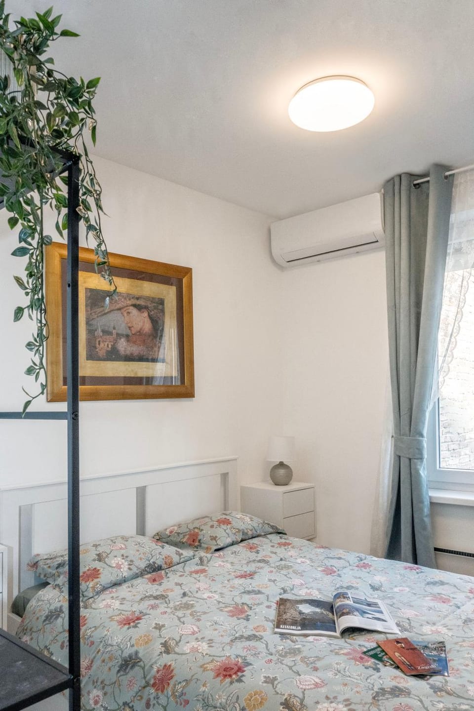 Bed, air conditioner