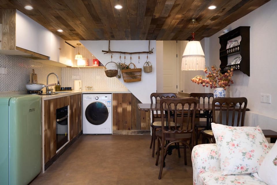 Kitchen or kitchenette, Living room, Seating area, Dining area