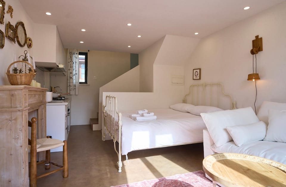 Bed, Living room, Photo of the whole room, Seating area