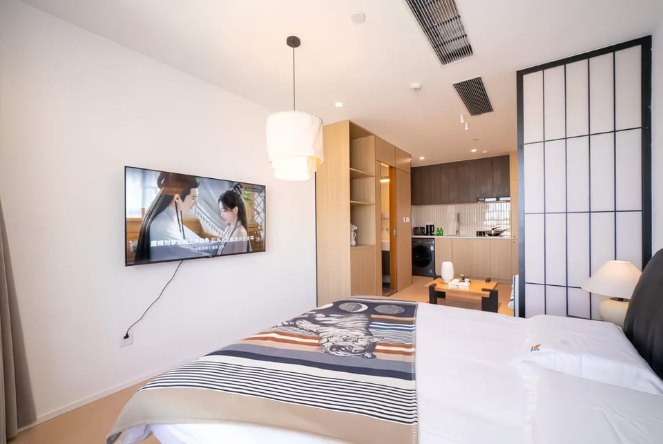 Bed, TV and multimedia, Photo of the whole room, Bedroom