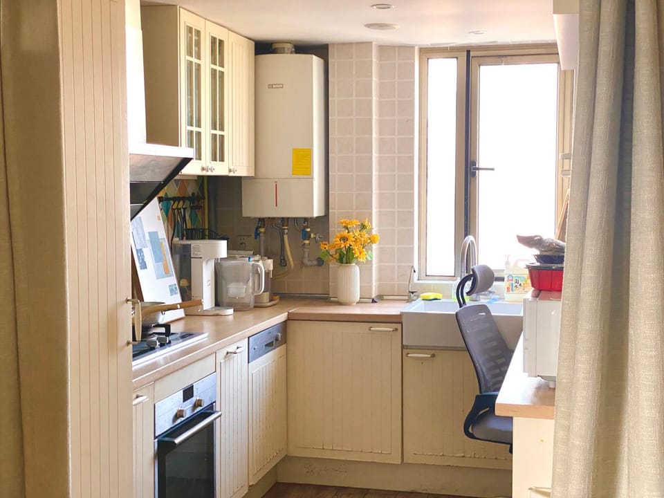 Coffee/tea facilities, Kitchen or kitchenette, stove