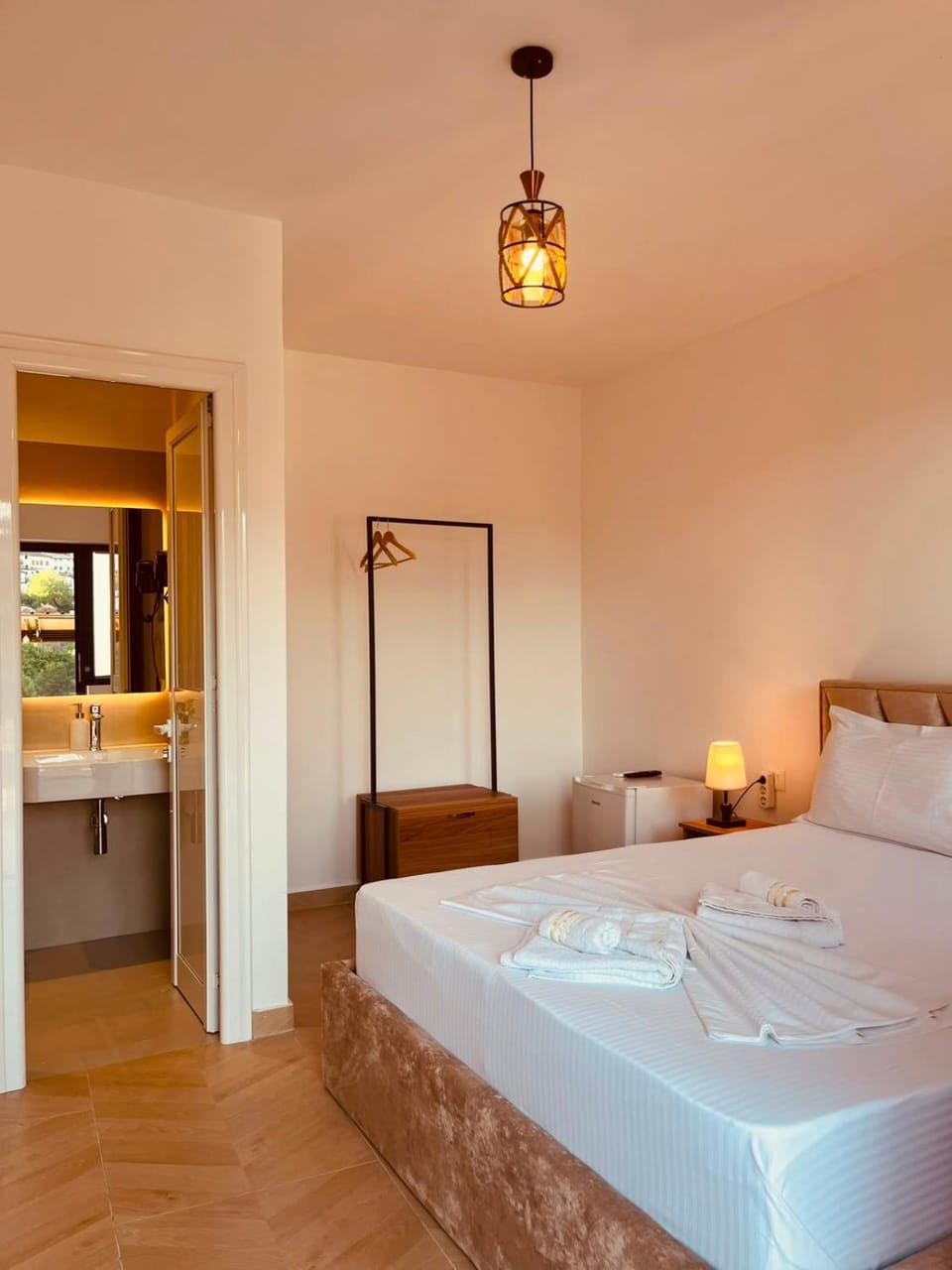 Bed, Bathroom, Photo of the whole room, Bedroom