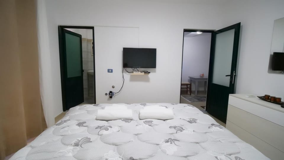 Property building, Bed, TV and multimedia, towels