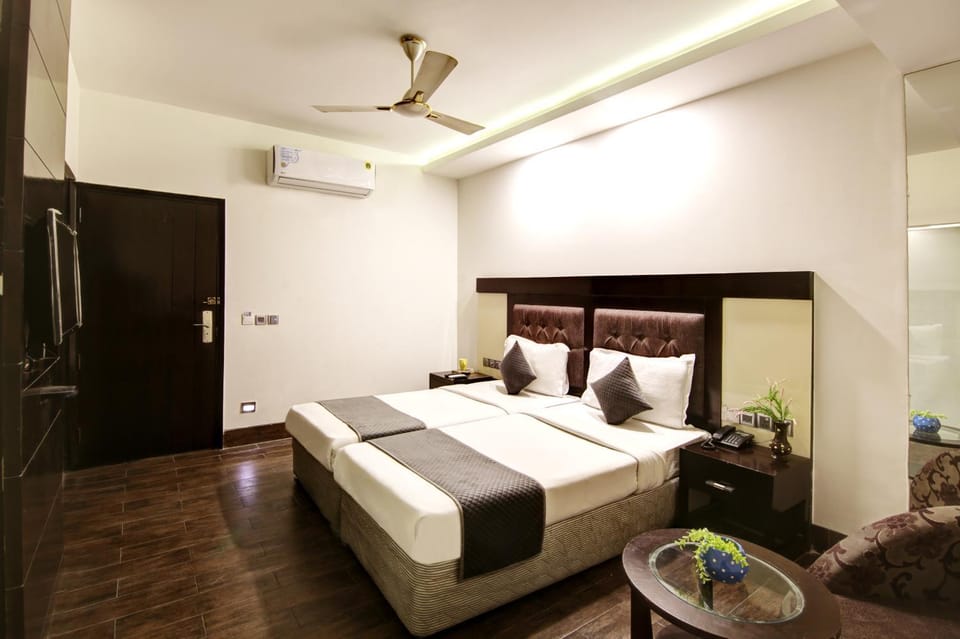 Bed, TV and multimedia, Living room, Photo of the whole room, Seating area, Bedroom, fireplace, towels, air conditioner