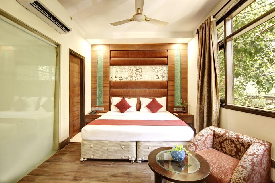 Bed, Living room, Photo of the whole room, Seating area, Bedroom, Landmark view