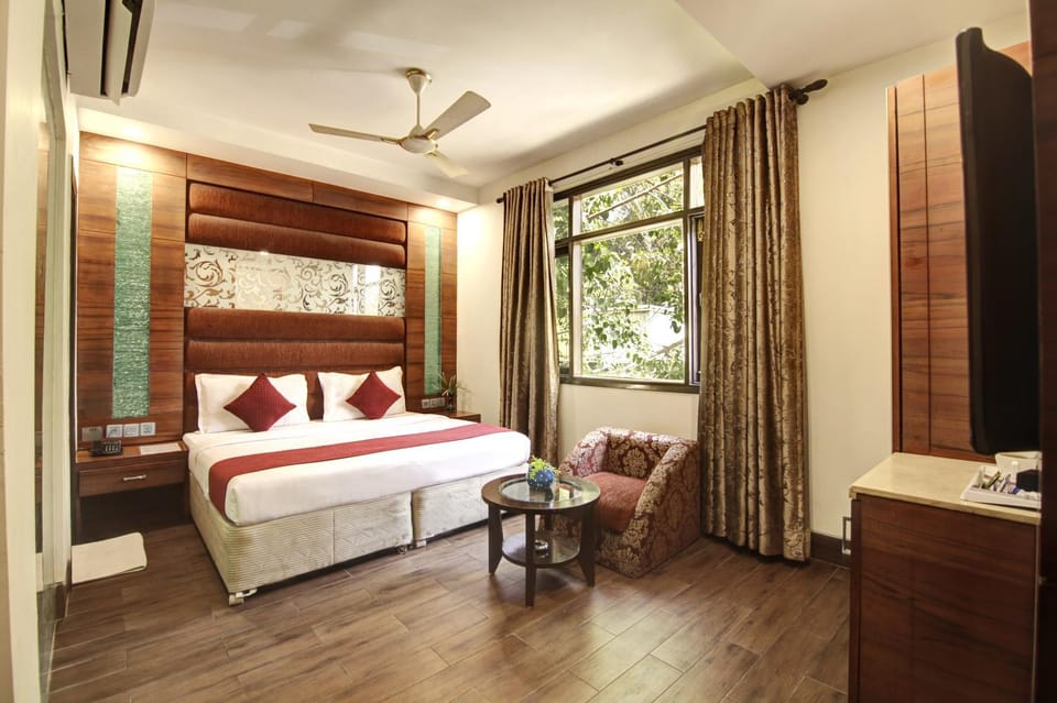 Bed, Photo of the whole room, Bedroom, fireplace, air conditioner
