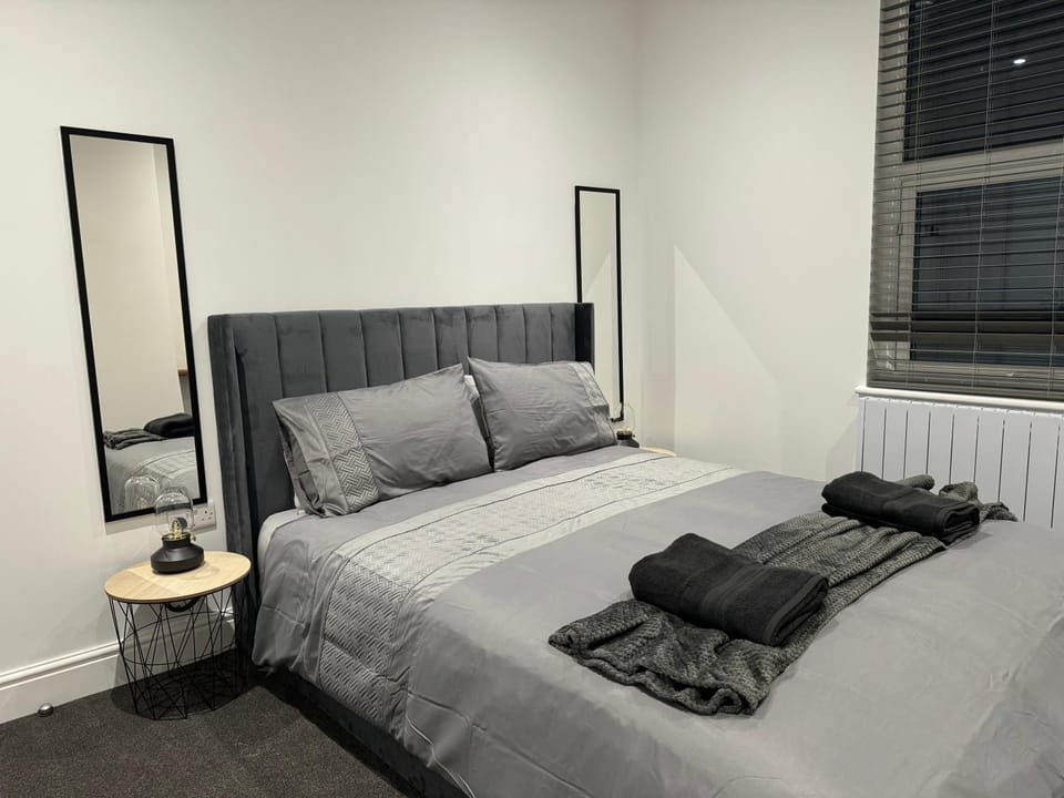 Bed, Photo of the whole room, Bedroom, towels