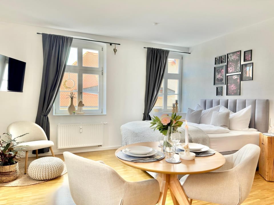 Bed, TV and multimedia, Living room, Photo of the whole room, Seating area, Dining area, Bedroom
