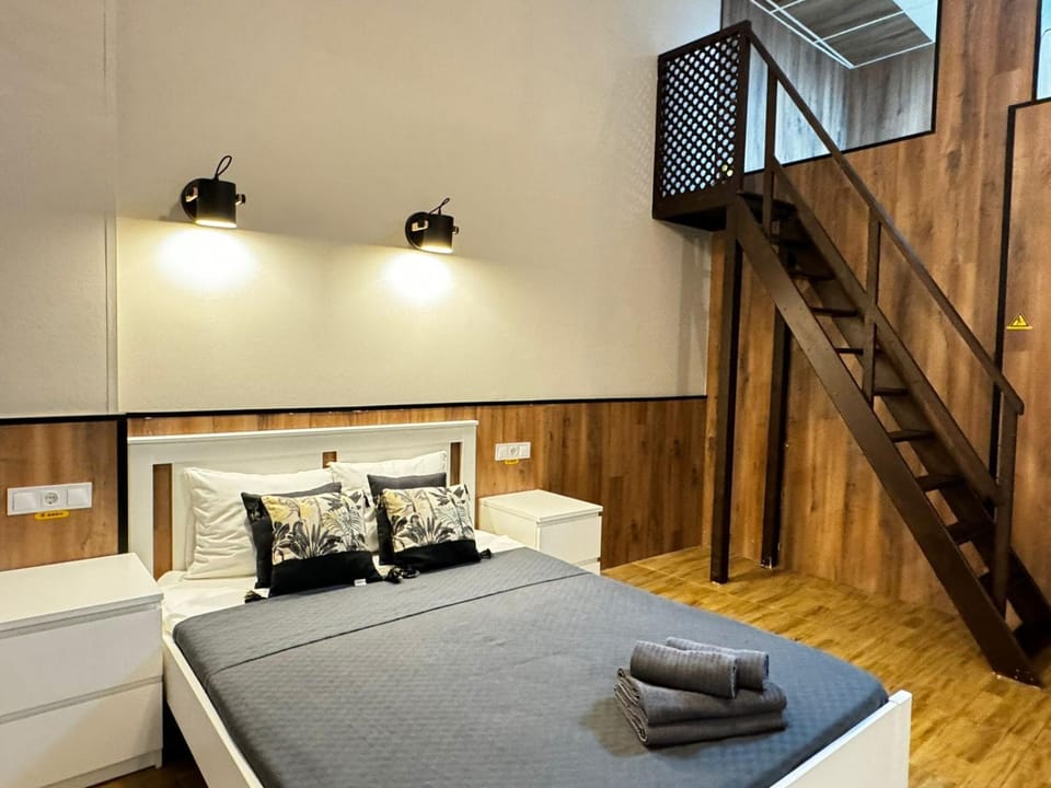 Bed, Bedroom, towels