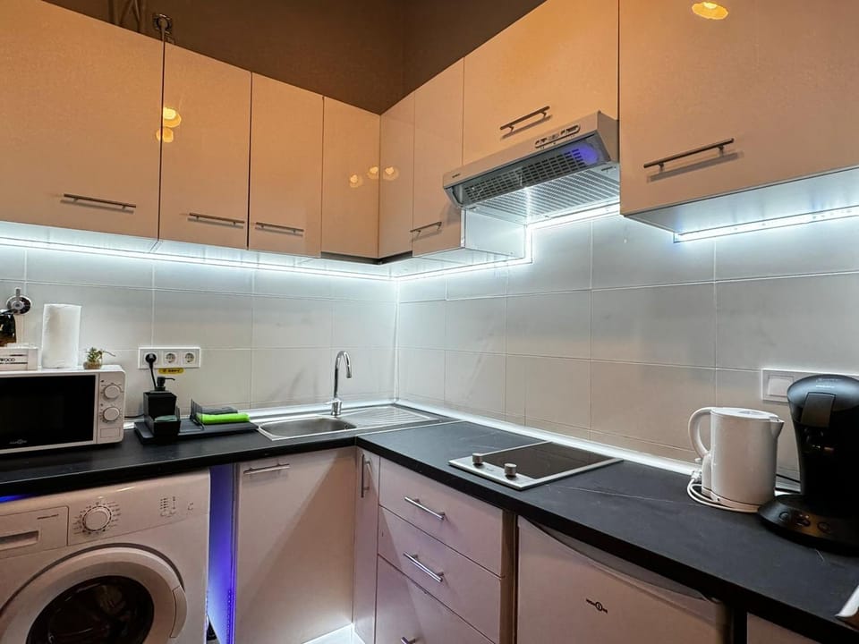 Coffee/tea facilities, minibar, stove