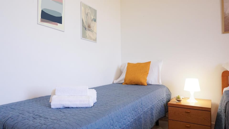 Bed, towels
