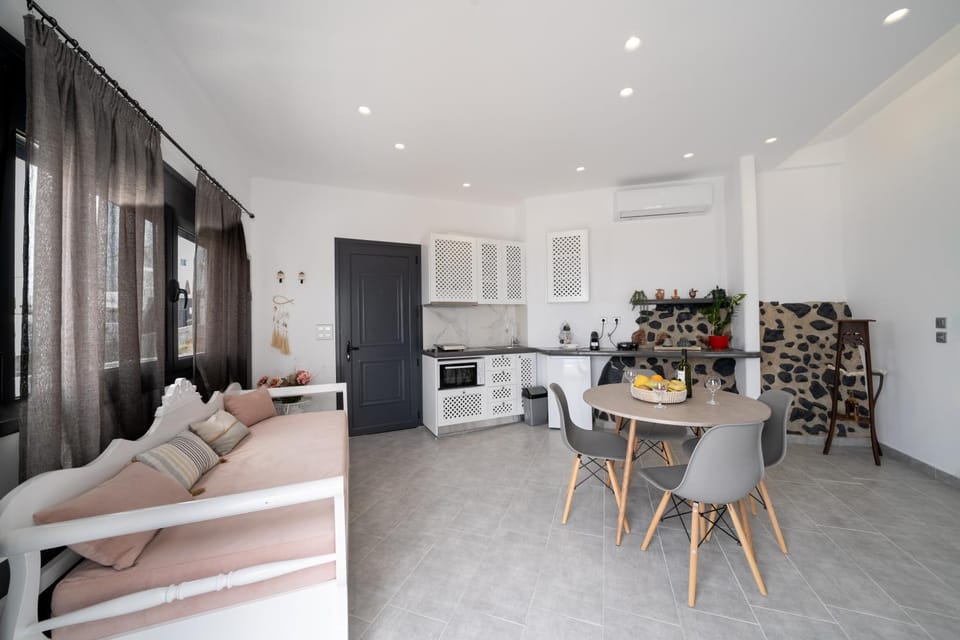 Kitchen or kitchenette, Seating area, Dining area