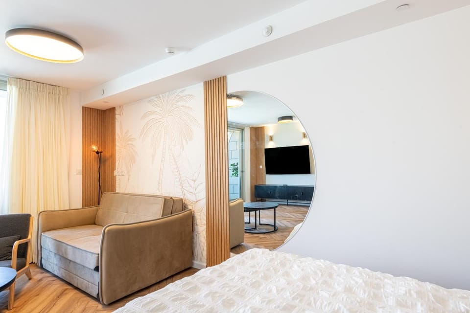 Bed, Seating area, hair dresser